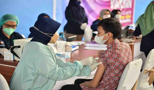 Vaksinasi Massal Digelar di Lapangan Tenis DPRD Riau